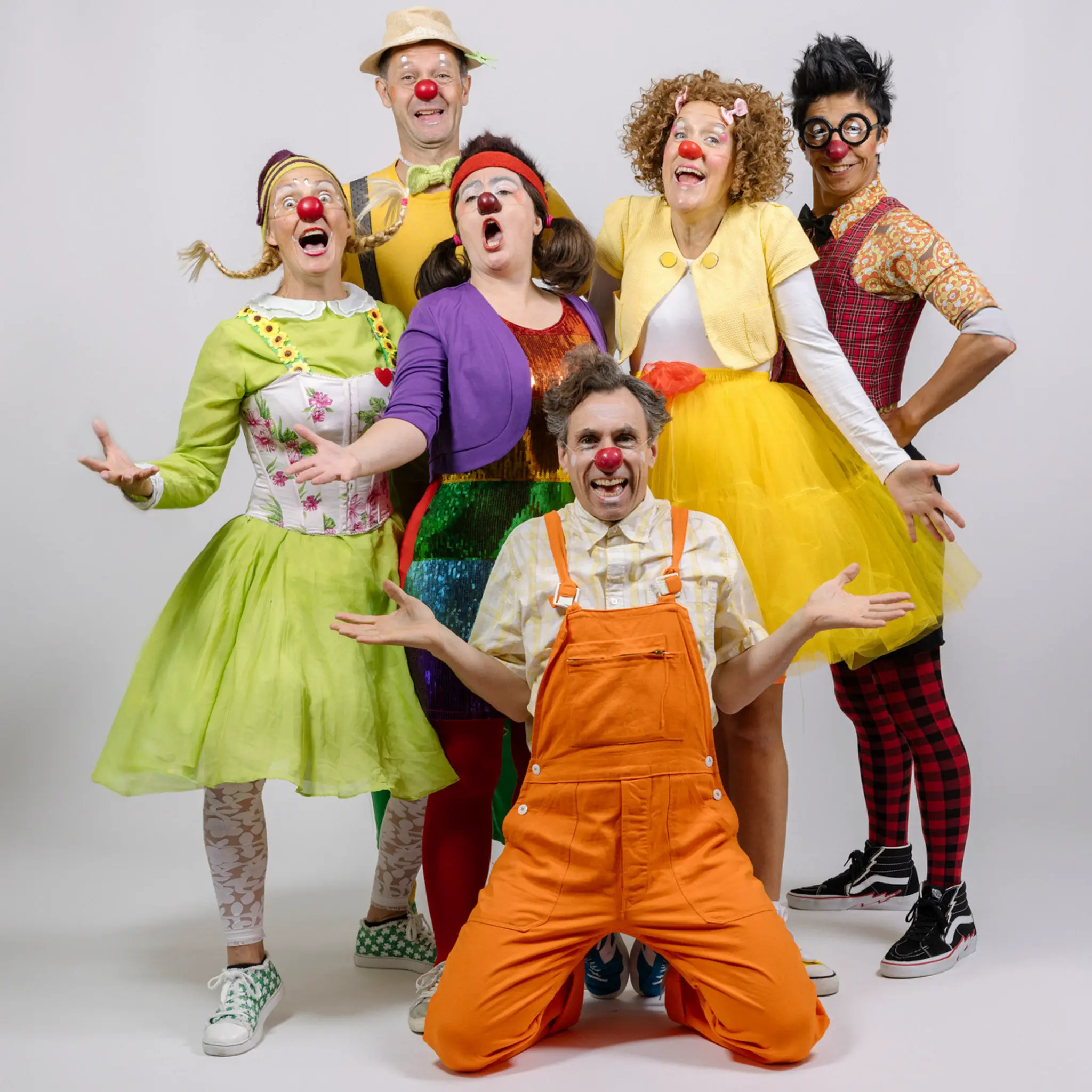 Groupe de clowns posant en studio