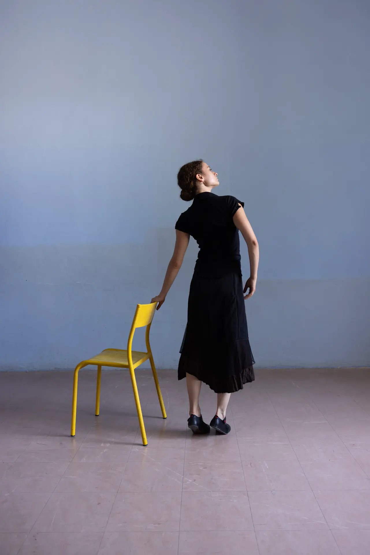 Portrait artistique d'une jeune femme en robe noire