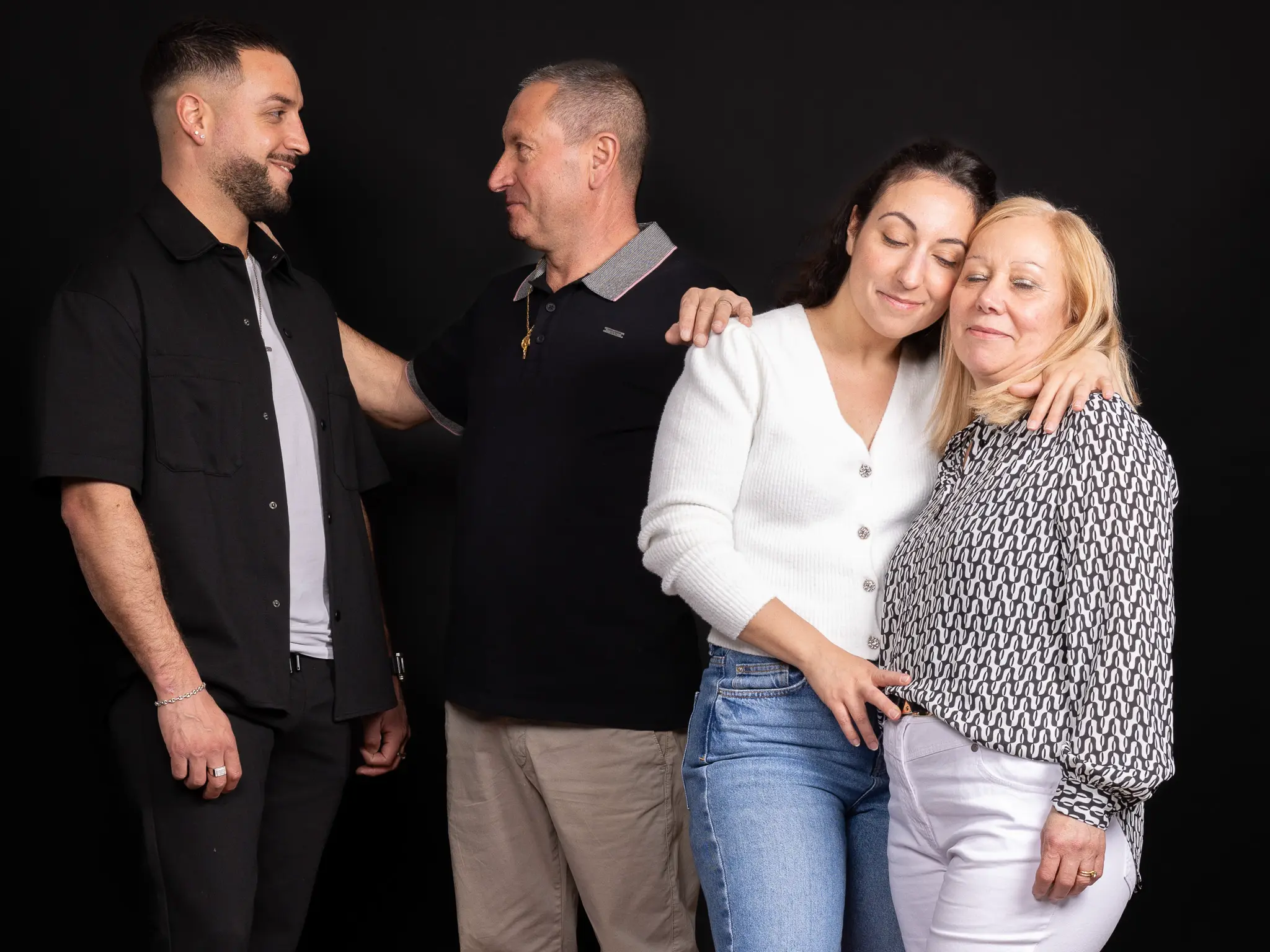 Photo studio d'une famille sur fond noir