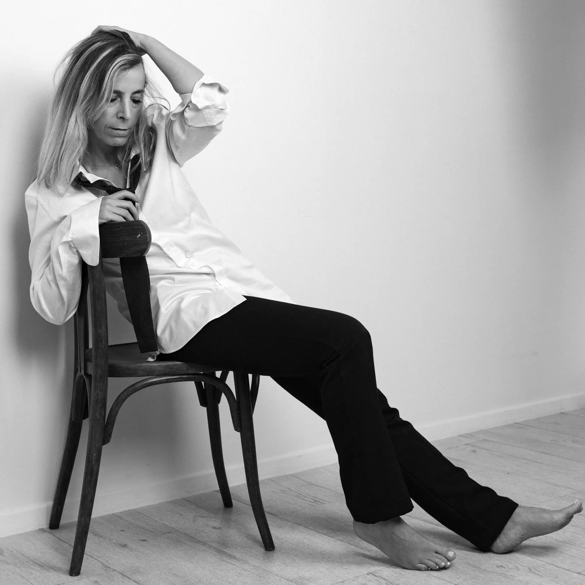 Portrait en noir et blanc d'une femme assise sur une chaise